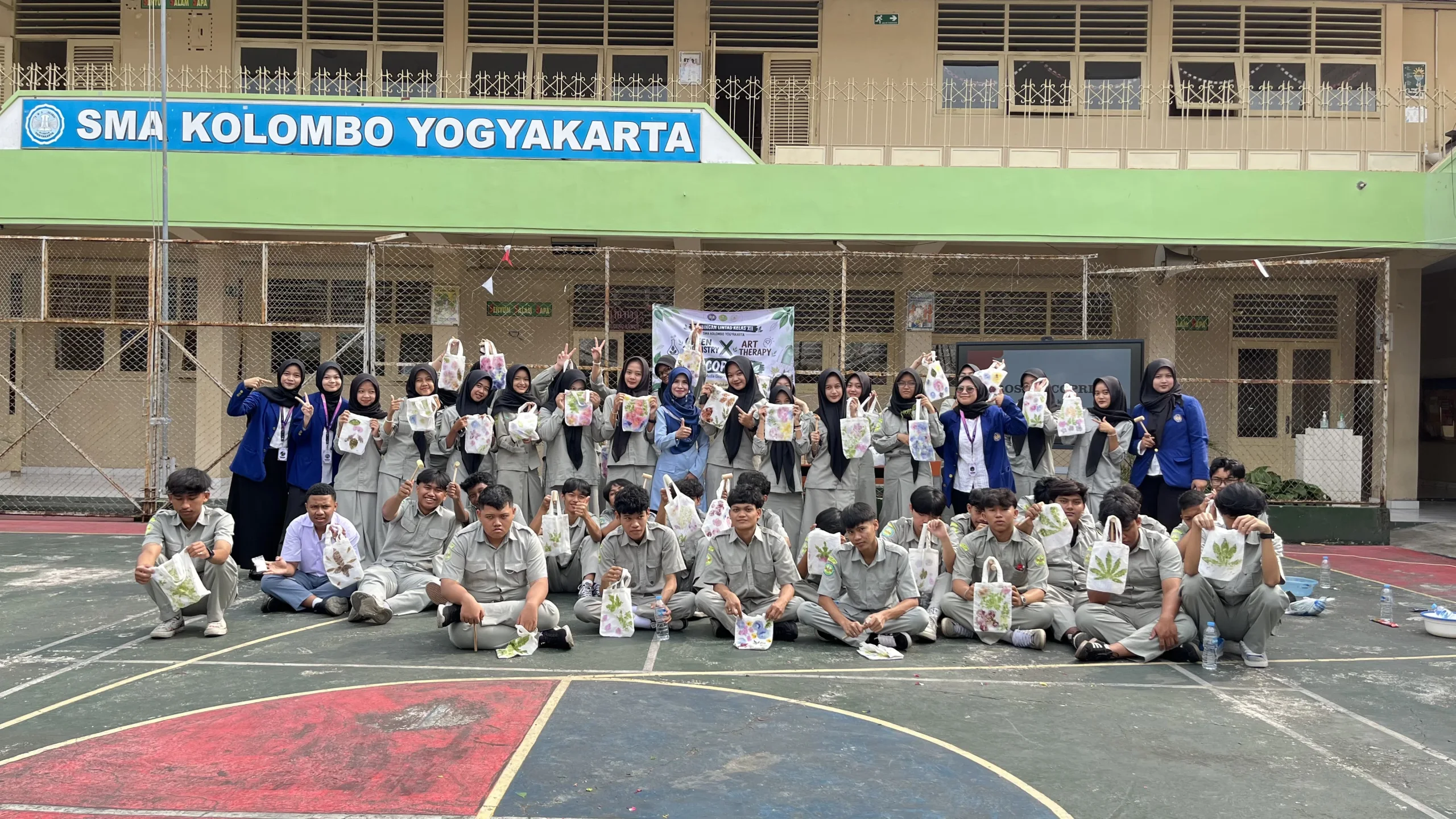 Kolaborasi Mahasiswa PK UNY di SMA Kolombo Padukan Ecoprint, Kimia, dan Regulasi Emosi