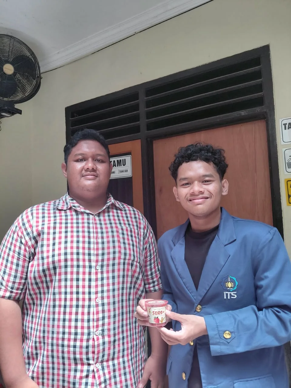 Riset konsumen penyandang obesitas oleh Siraja (kanan) kepada David (kiri)