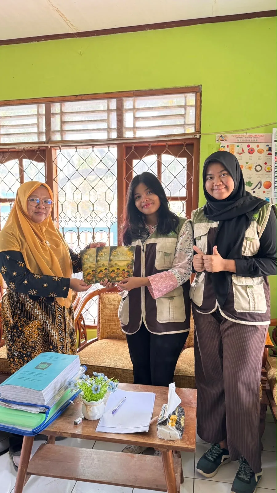 Dokumentasi Penyerahan Buku Antologi Puisi